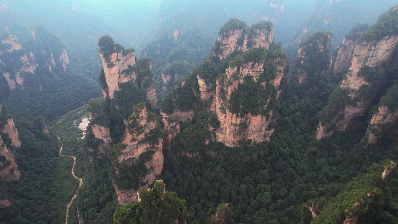 航拍湖南旅游张家界森林公园巨石山峰视频下载