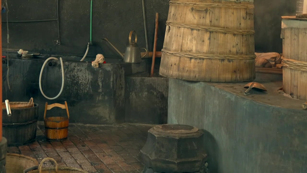 升格拍摄江西瑶里古法酿酒视频素材