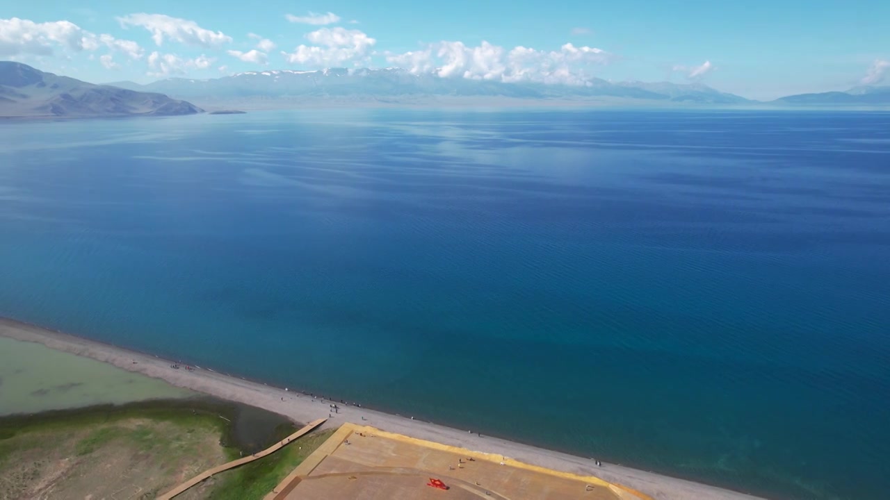 航拍新疆旅游赛里木湖蓝色湖景自然风光视频下载