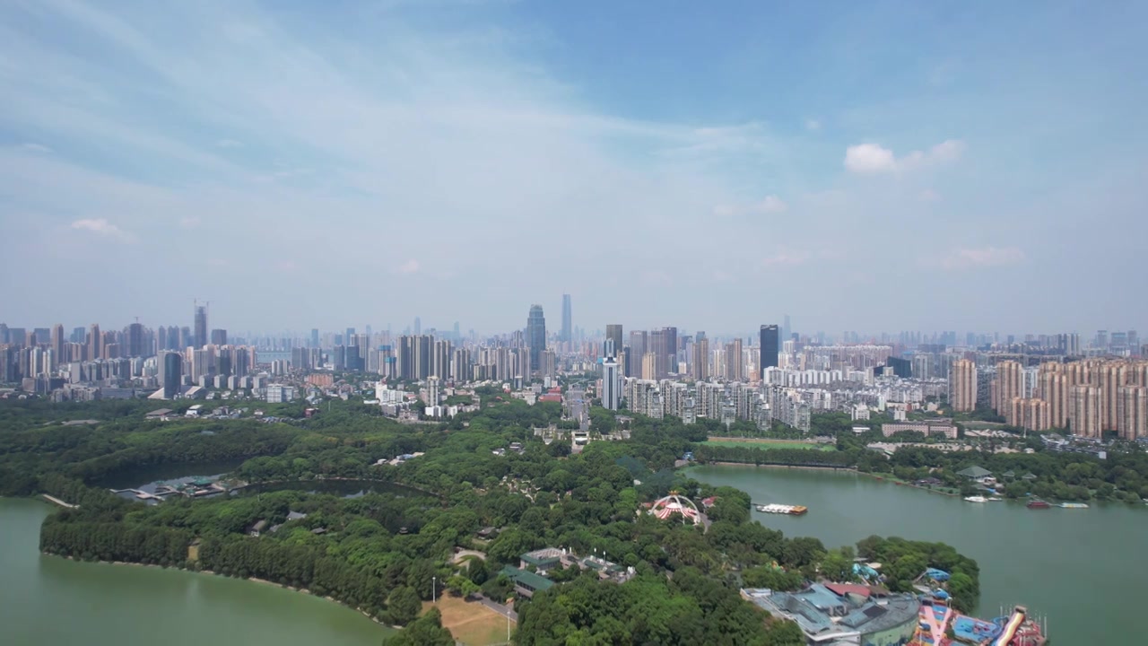 航拍武汉东湖湖景建筑群街景视频下载