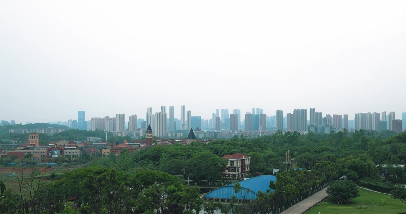 雾霾天气下的武汉二妃山看向网球中心方向高铁快速通过视频下载