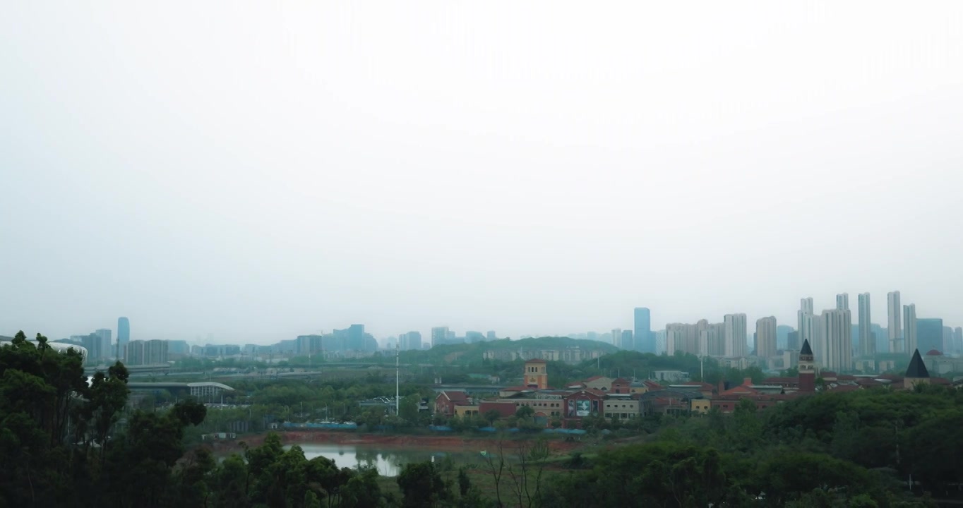 雾霾天气下的武汉二妃山看向网球中心方向高铁快速通过视频下载