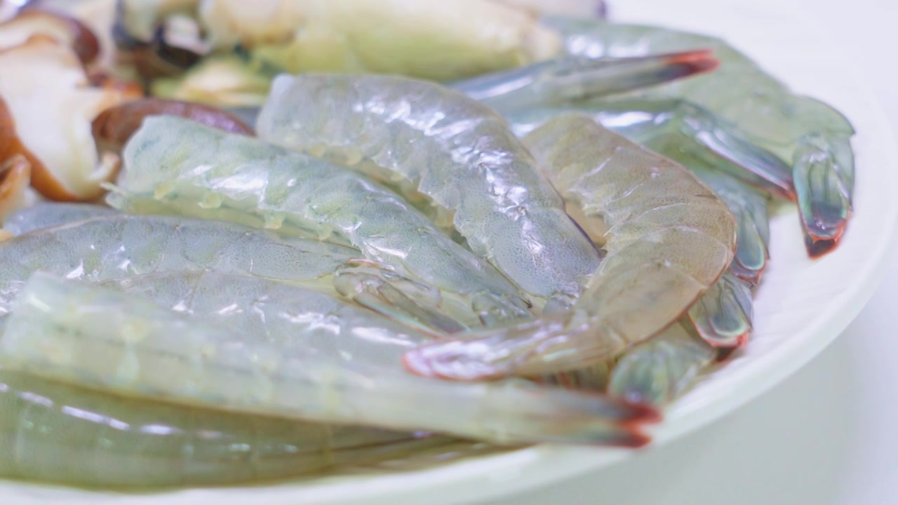 制作烹饪潮汕海鲜粥的食材备菜去头虾视频下载