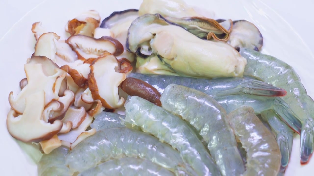 制作烹饪潮汕海鲜粥的食材备菜去头虾香菇生蚝视频下载