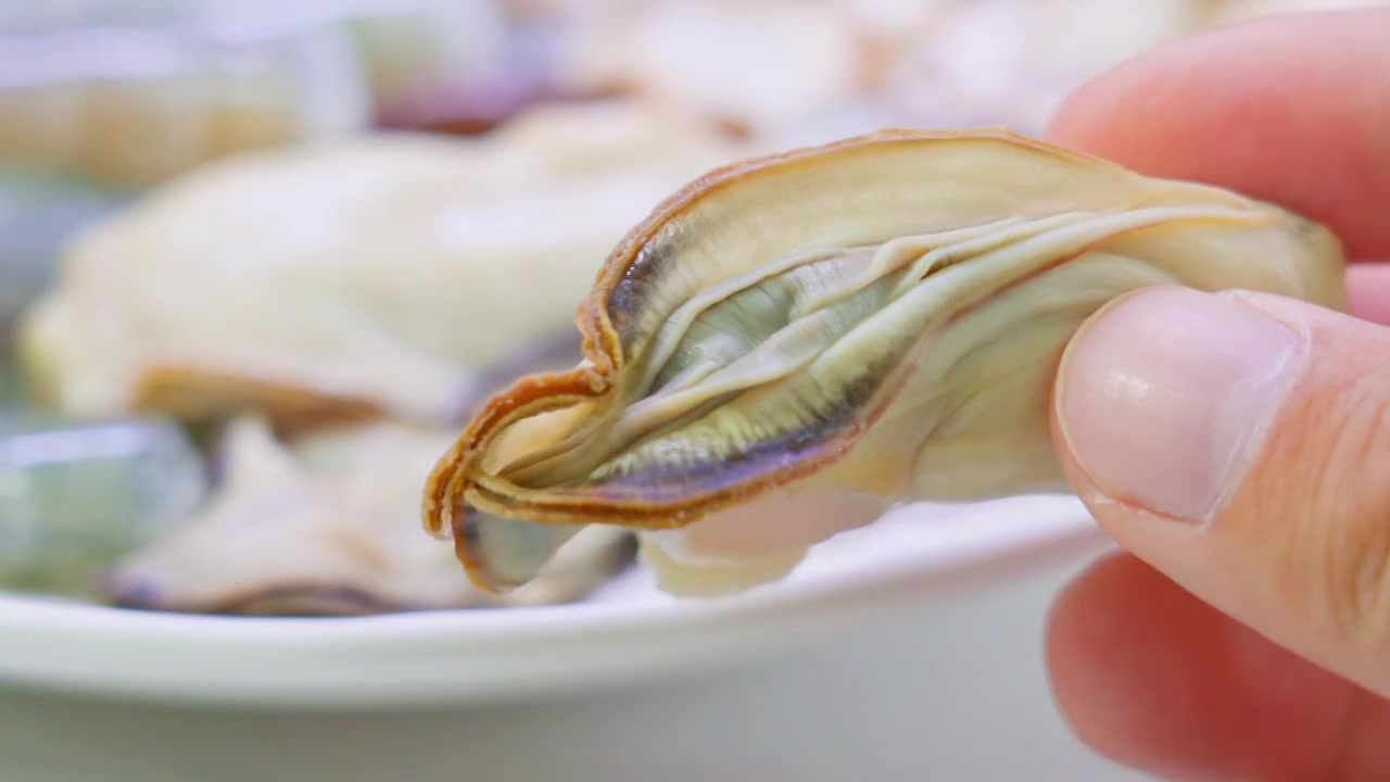 制作烹饪潮汕海鲜粥的食材备菜去头虾香菇生蚝视频下载