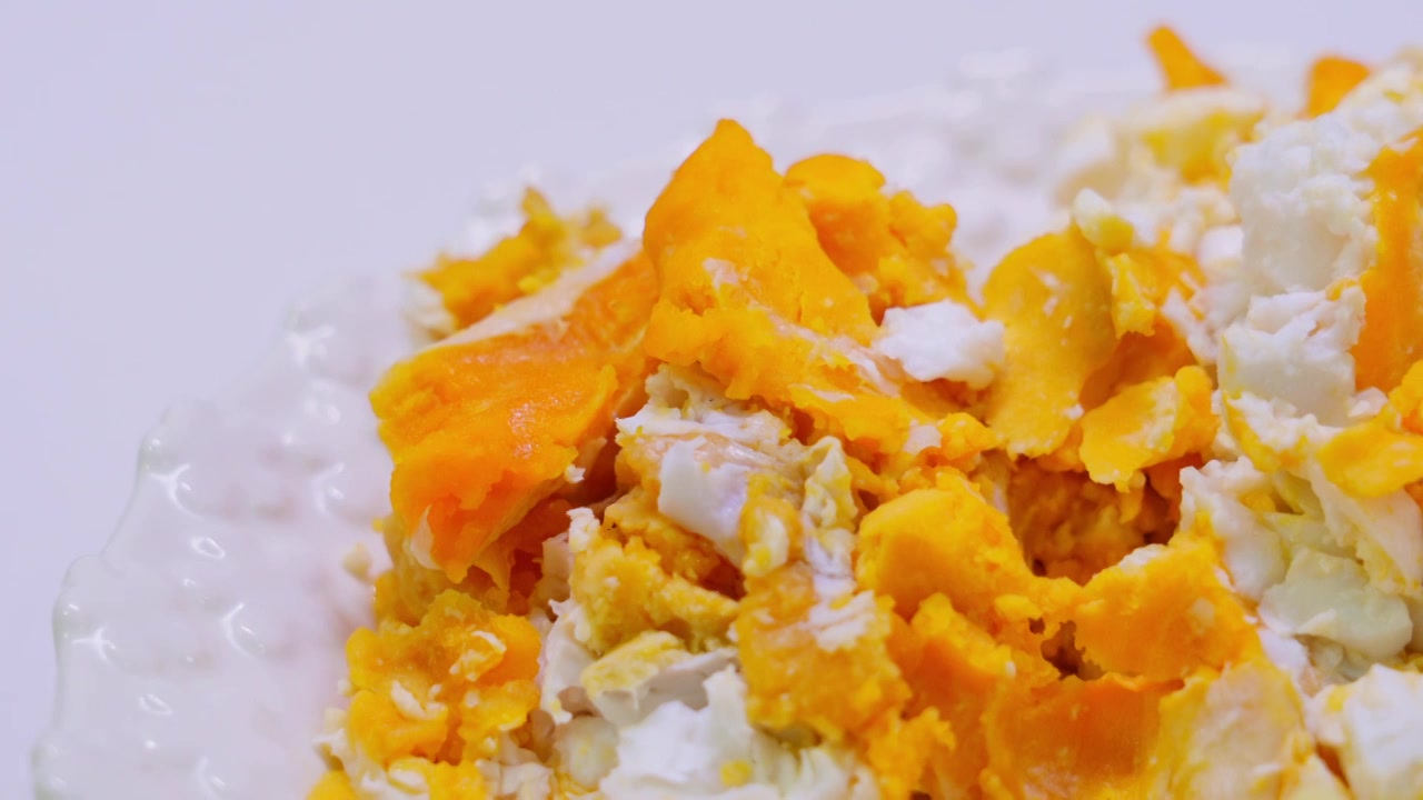 制作烹饪潮汕海鲜粥的食材备菜咸蛋黄视频下载