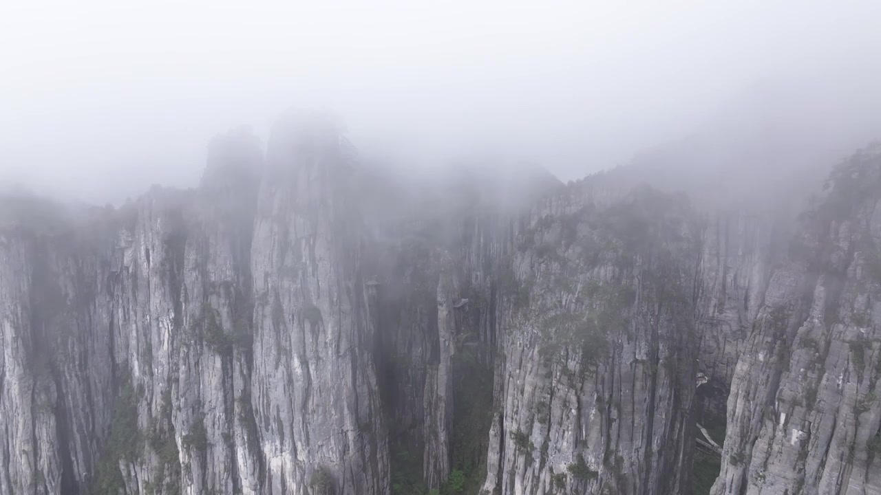 航拍云雾中的恩施大峡谷视频素材
