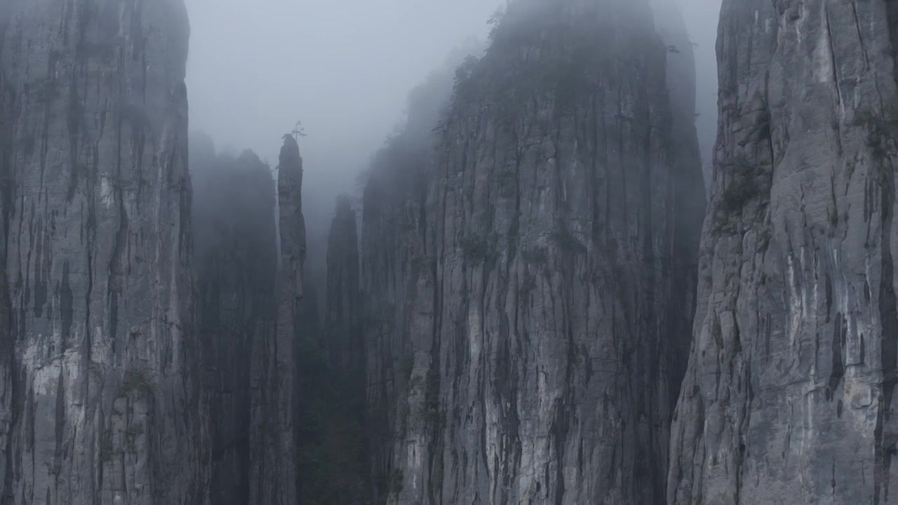 航拍云雾中的恩施大峡谷视频下载