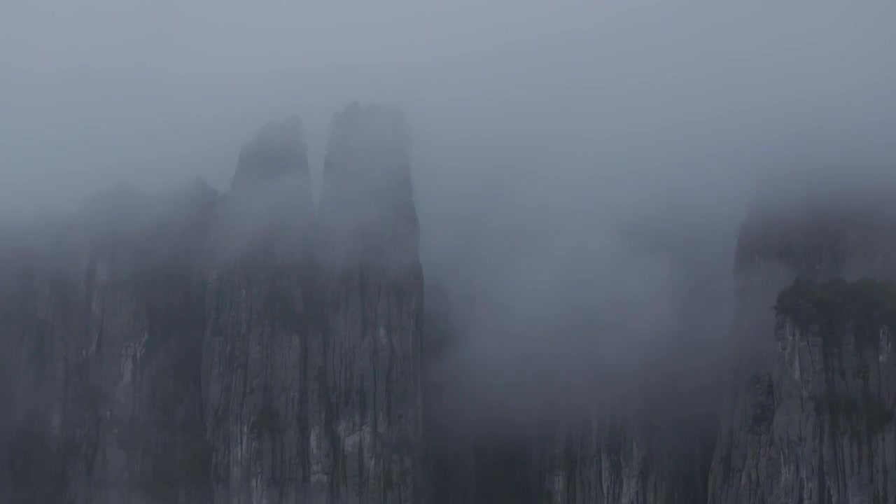 航拍云雾中的恩施大峡谷视频下载