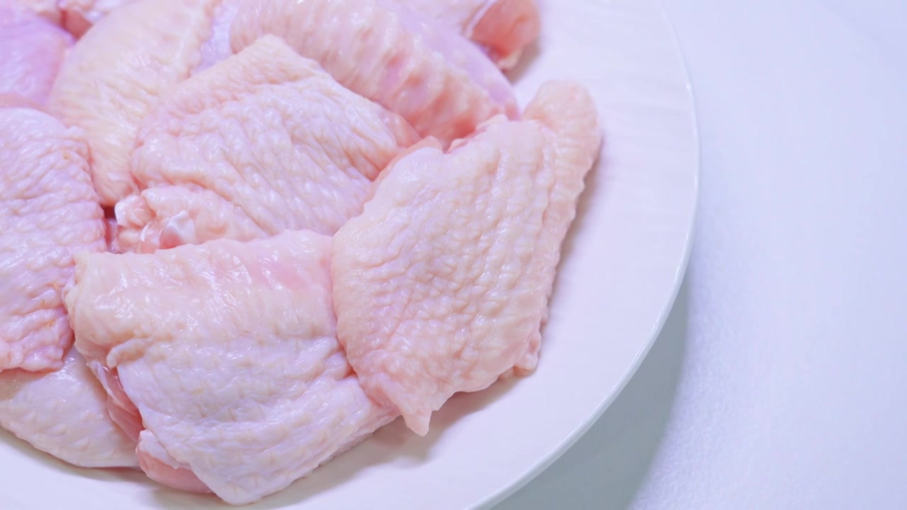鸡翅土豆条制作中的食材无骨鸡翅视频素材
