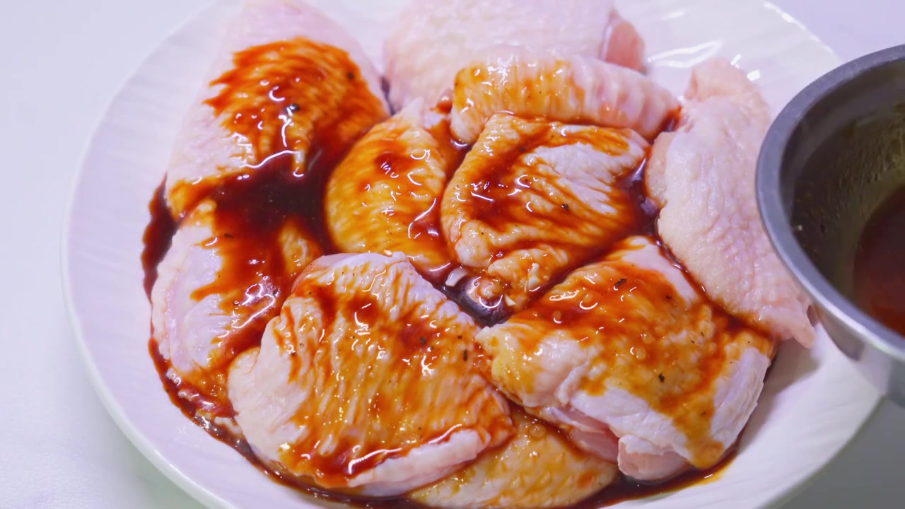 鸡翅土豆条制作中的无骨鸡翅腌制视频素材