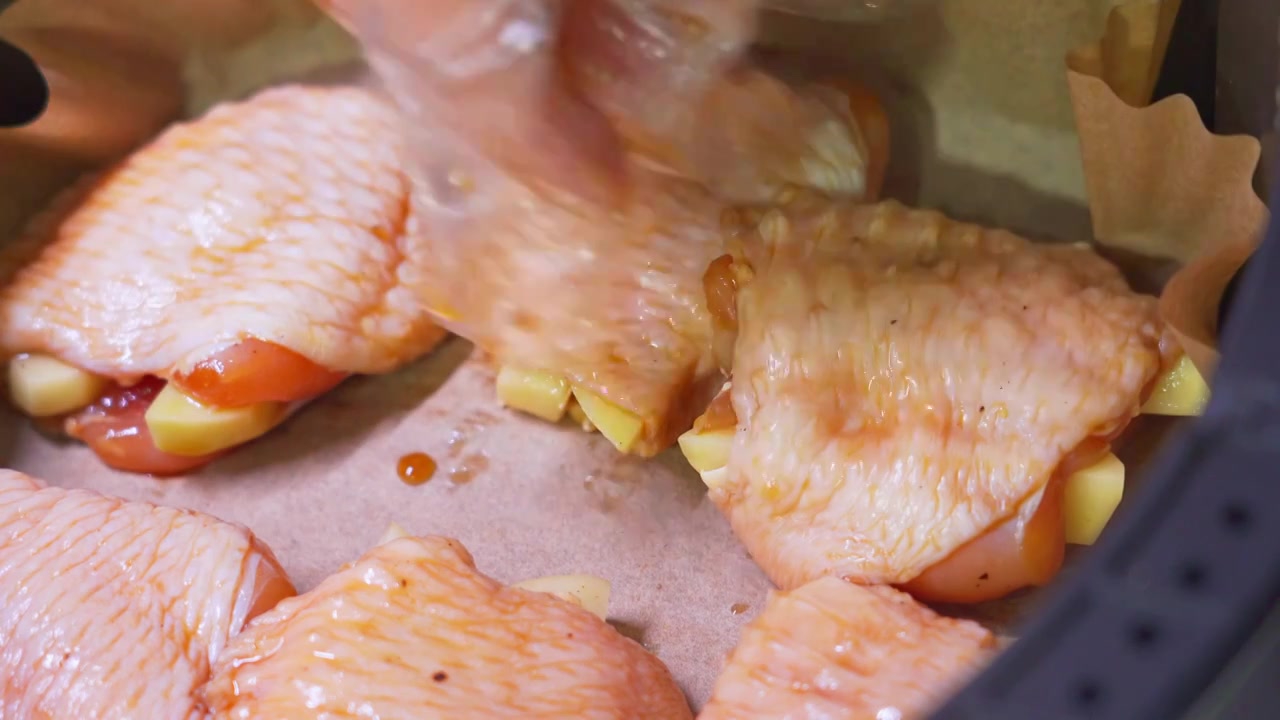 鸡翅土豆条用空气炸锅烘烤视频下载