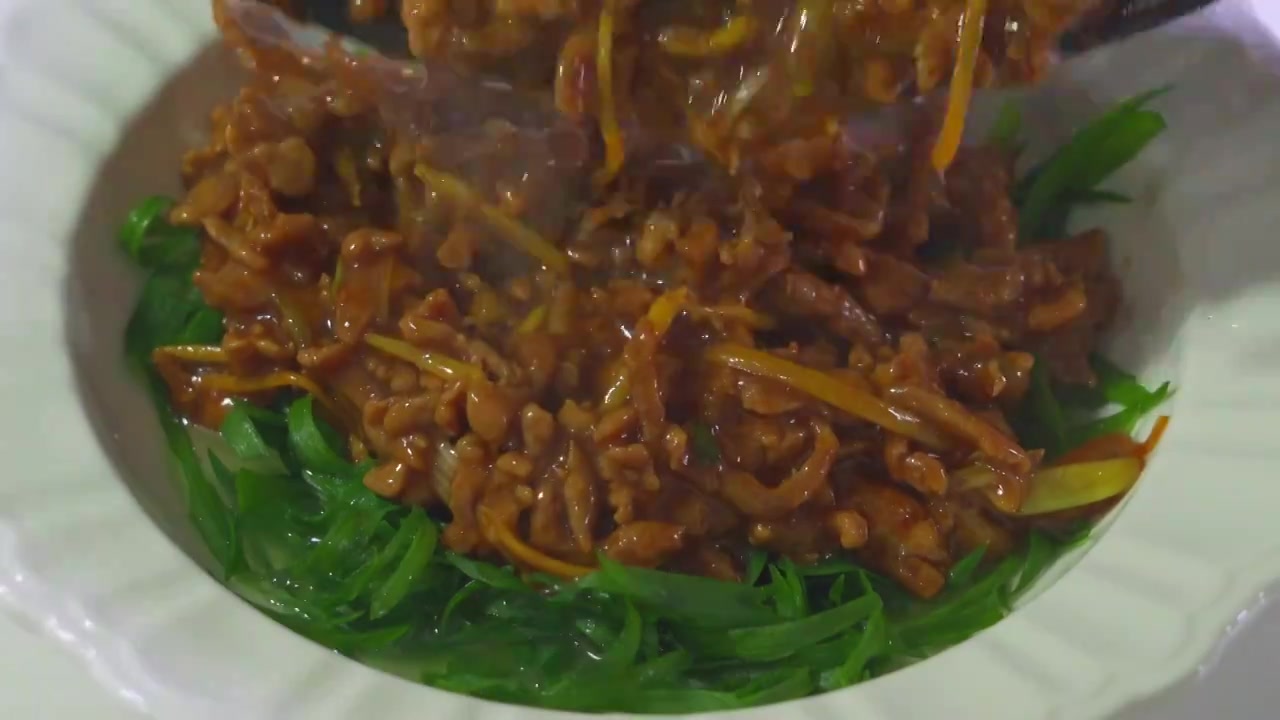杭州特色传统家常菜美食钱江肉丝备菜葱丝视频素材