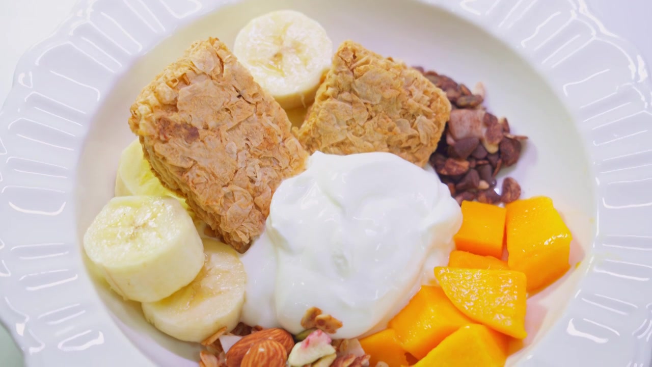 西式营养健康早餐芒果香蕉坚果酸奶可可燕麦视频下载