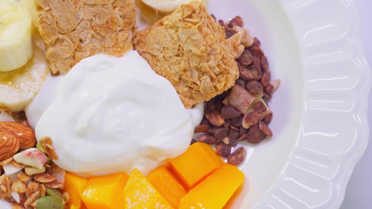 西式营养健康早餐芒果香蕉坚果酸奶可可燕麦视频下载