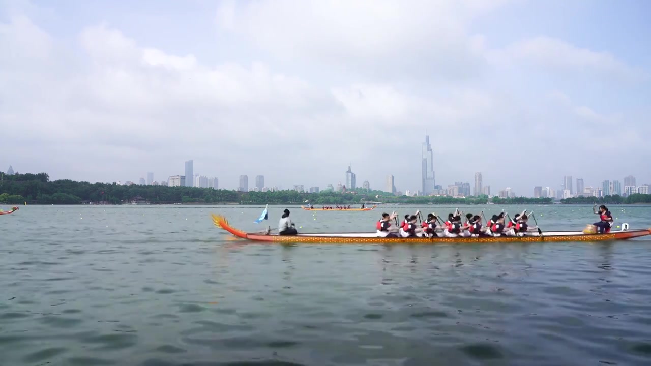 南京玄武湖端午节划龙舟比赛，端午龙舟赛水上运动视频下载