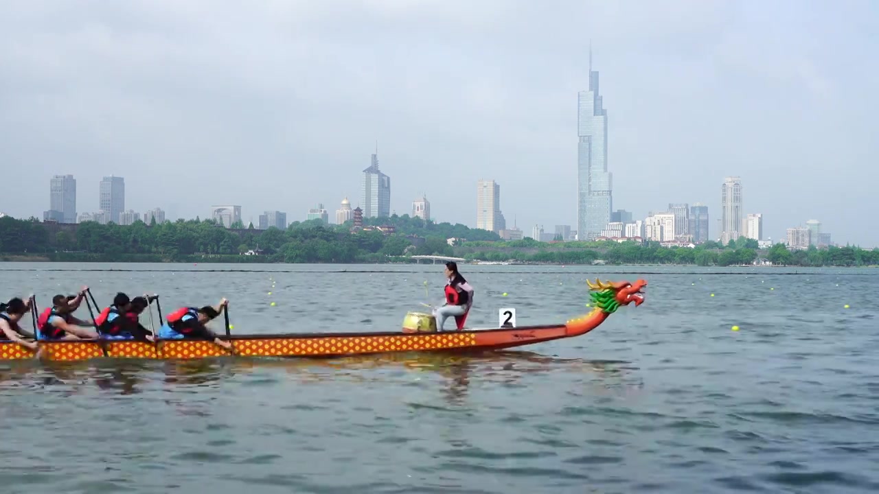 南京玄武湖端午节划龙舟比赛，端午龙舟赛水上运动视频下载