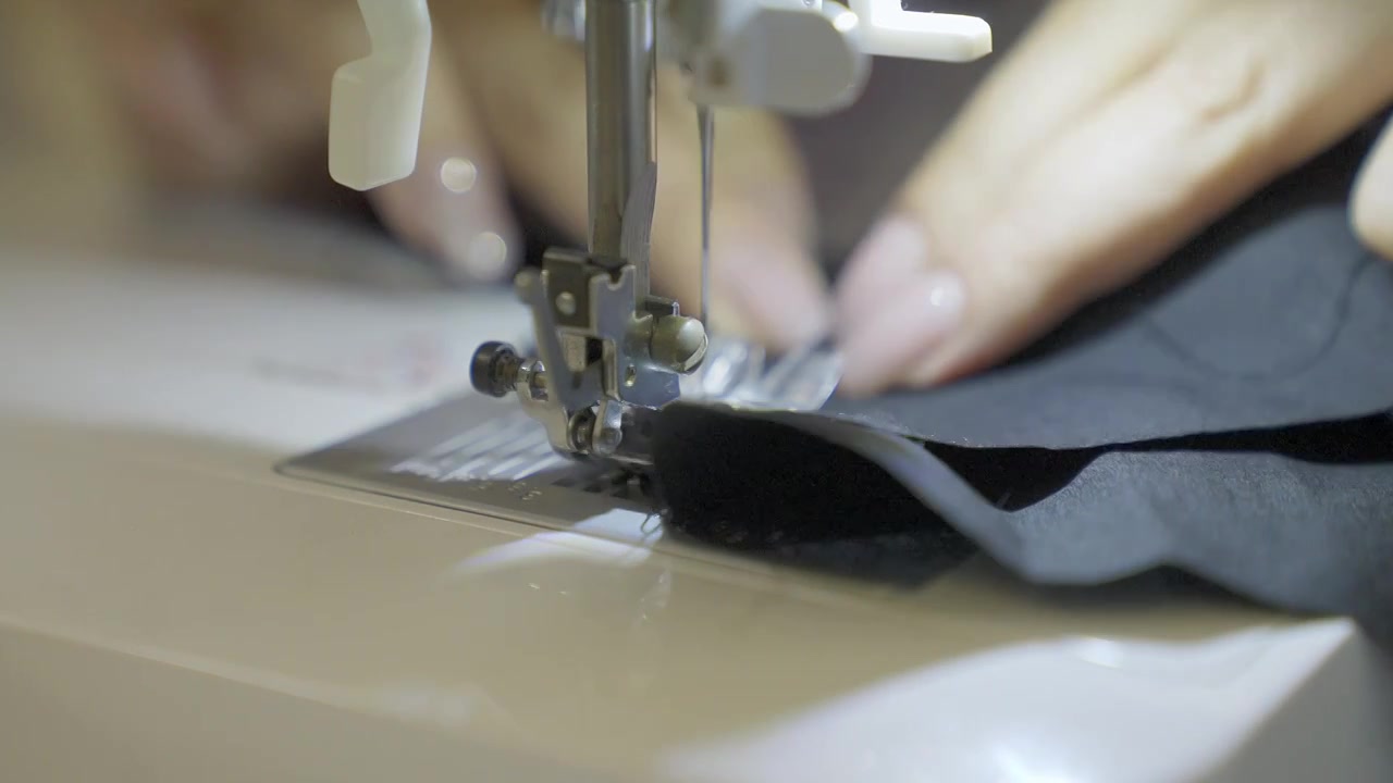 一个女人在用缝纫机做衣服视频下载