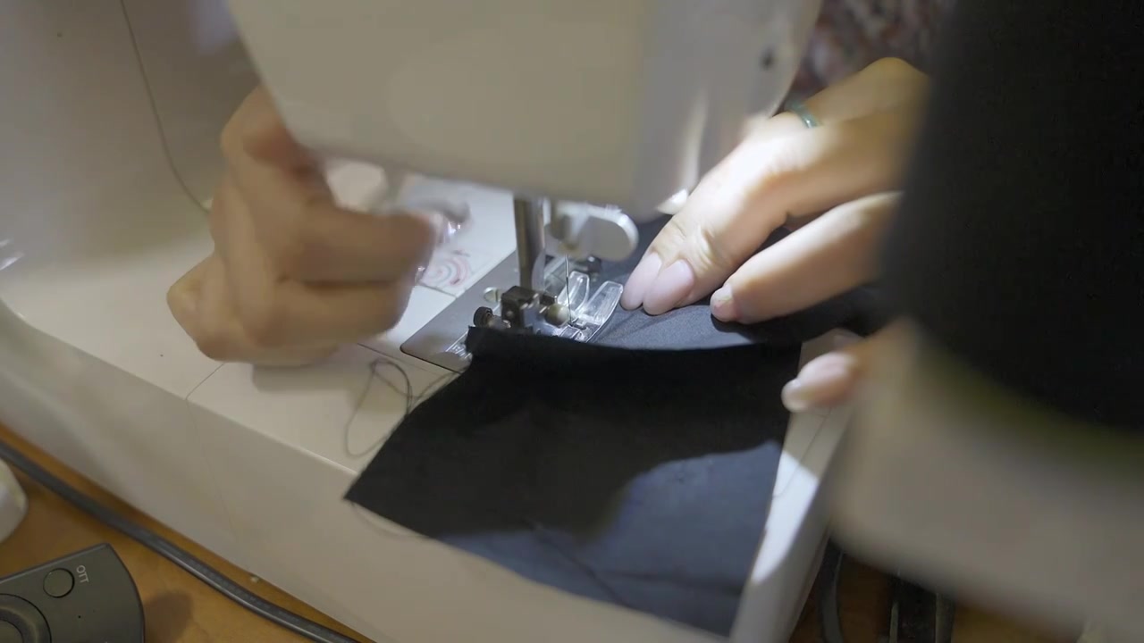 一个女人在用缝纫机做衣服视频下载