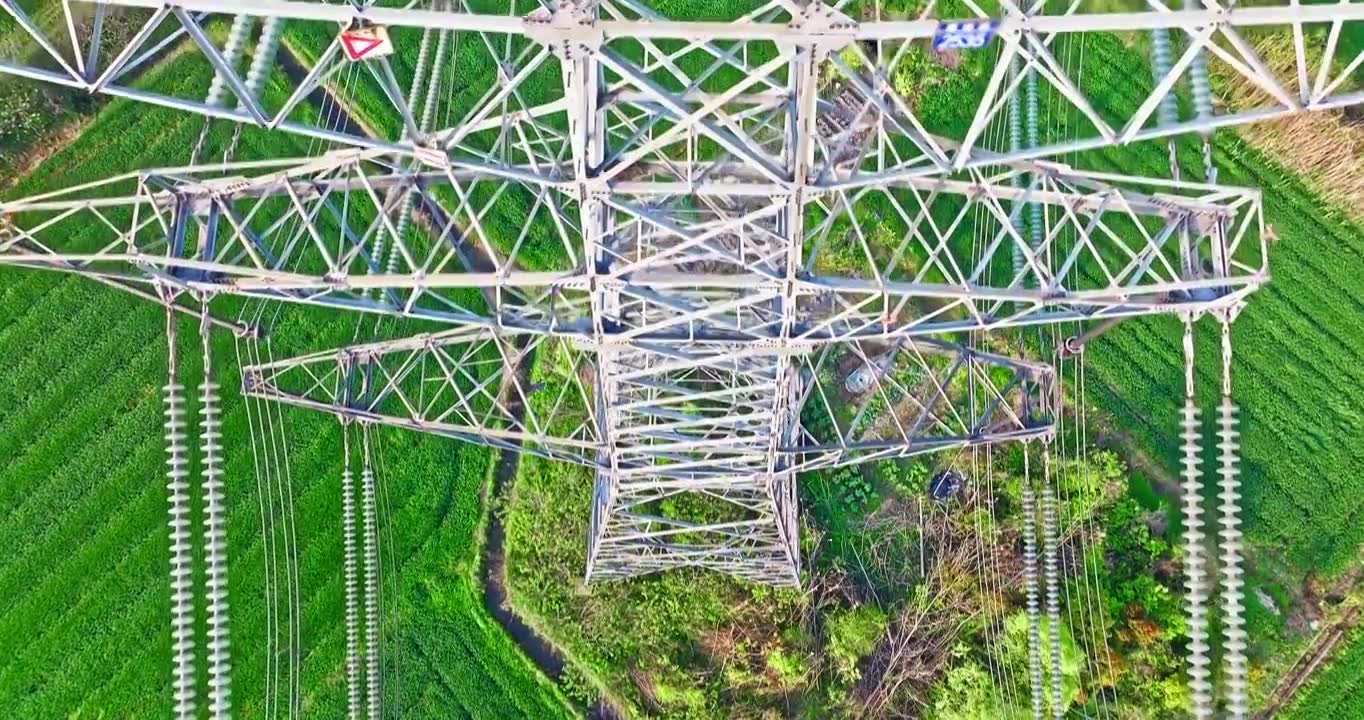 高压电力塔和自然环境航拍视频素材