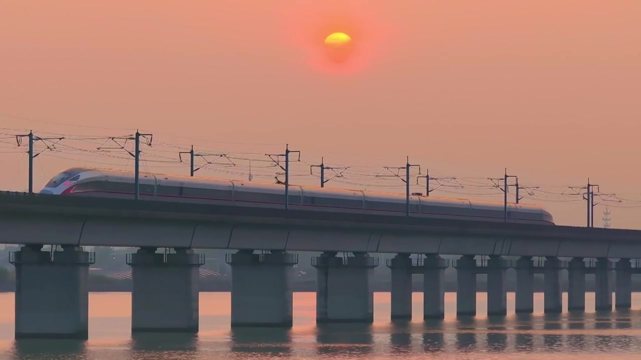 日落晚霞里的苏州工业园区相城阳澄湖京沪高铁驶过风景视频下载