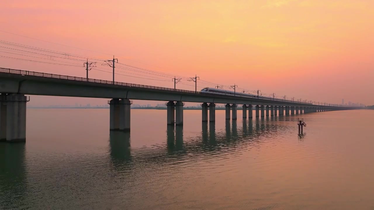 日落晚霞里的苏州工业园区相城阳澄湖京沪高铁驶过风景视频下载