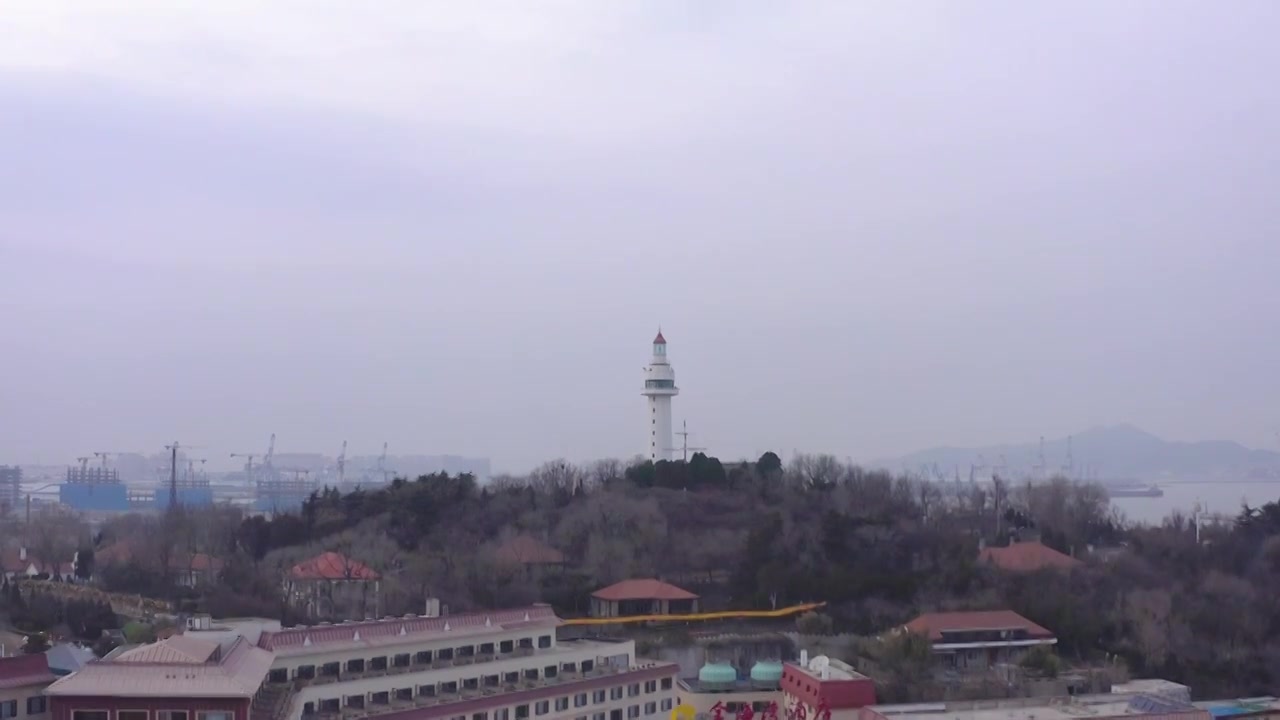 航拍山东烟台山灯塔和城市视频下载