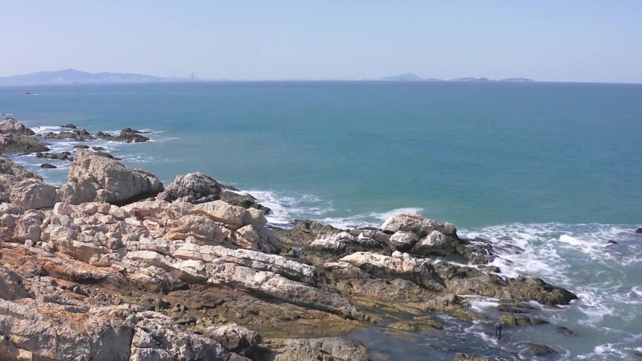 航拍山东烟台养马岛海岸海浪拍打礁石视频下载