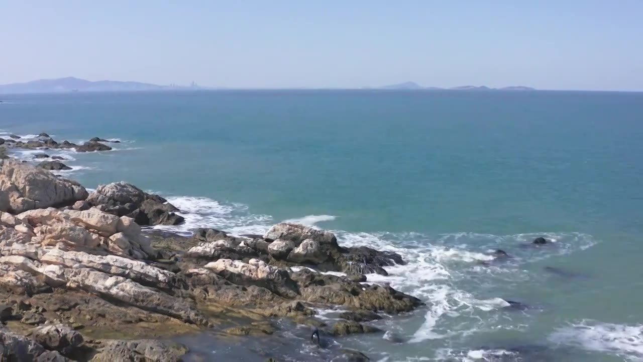 航拍山东烟台养马岛海岸海浪拍打礁石视频下载