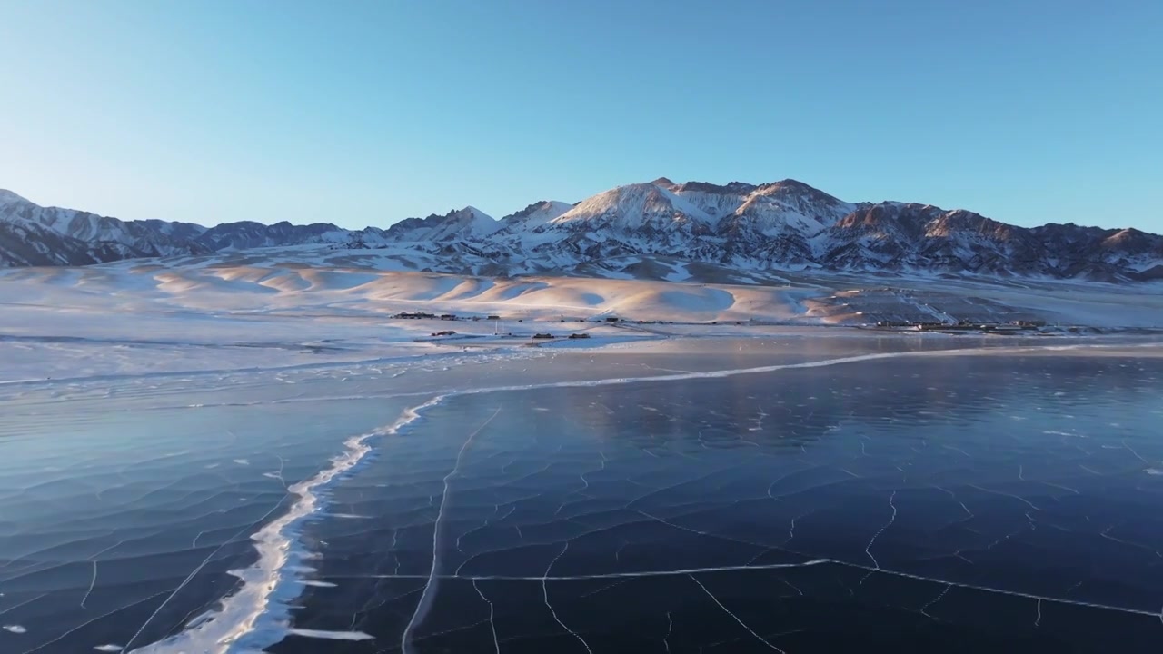 航拍冬季新疆赛里木湖夕阳雪山纹理日照金山视频下载