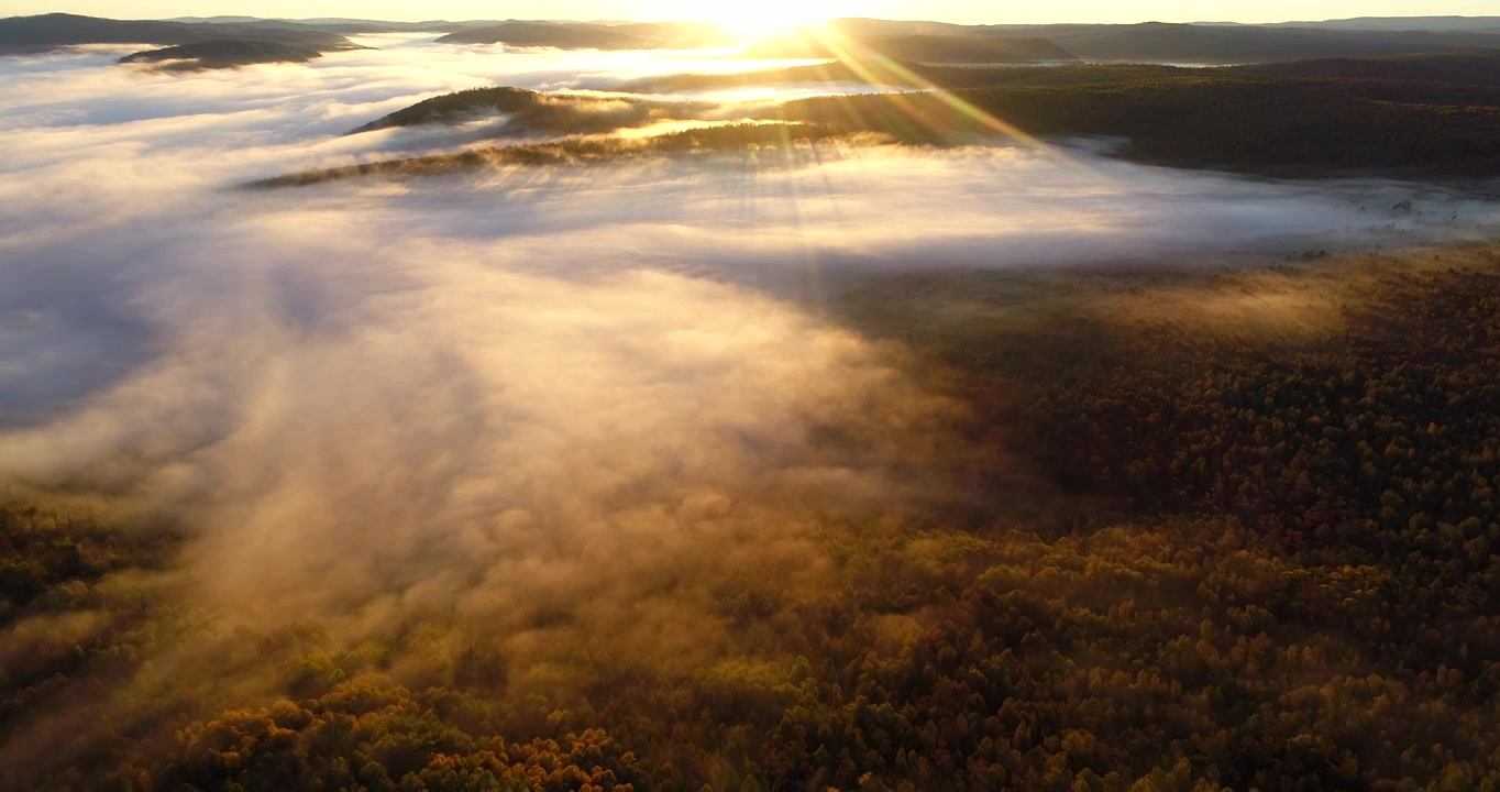 航拍美丽的秋季山林云海阳光视频下载