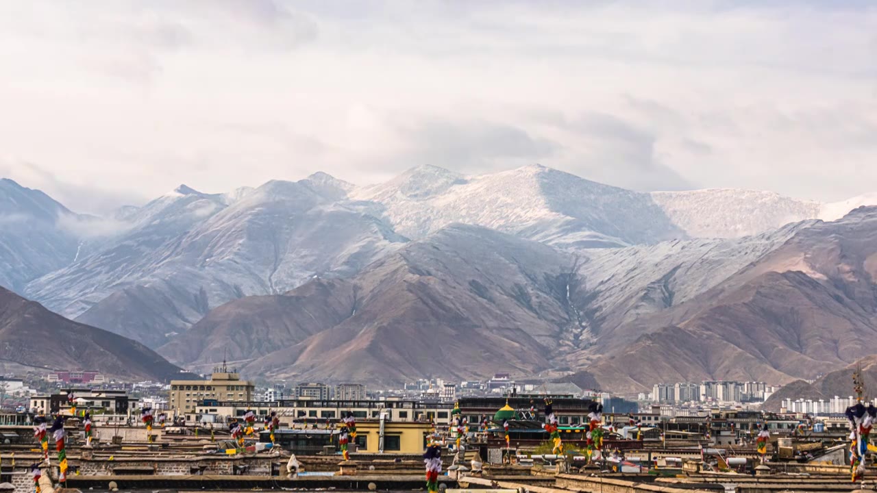 4K延时 西藏拉萨市区的雪山日出云层变化延时视频下载