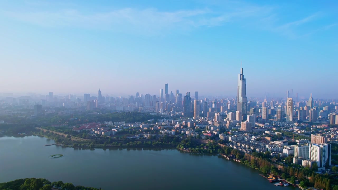 中国南京玄武湖和城市天际线航拍风光视频下载