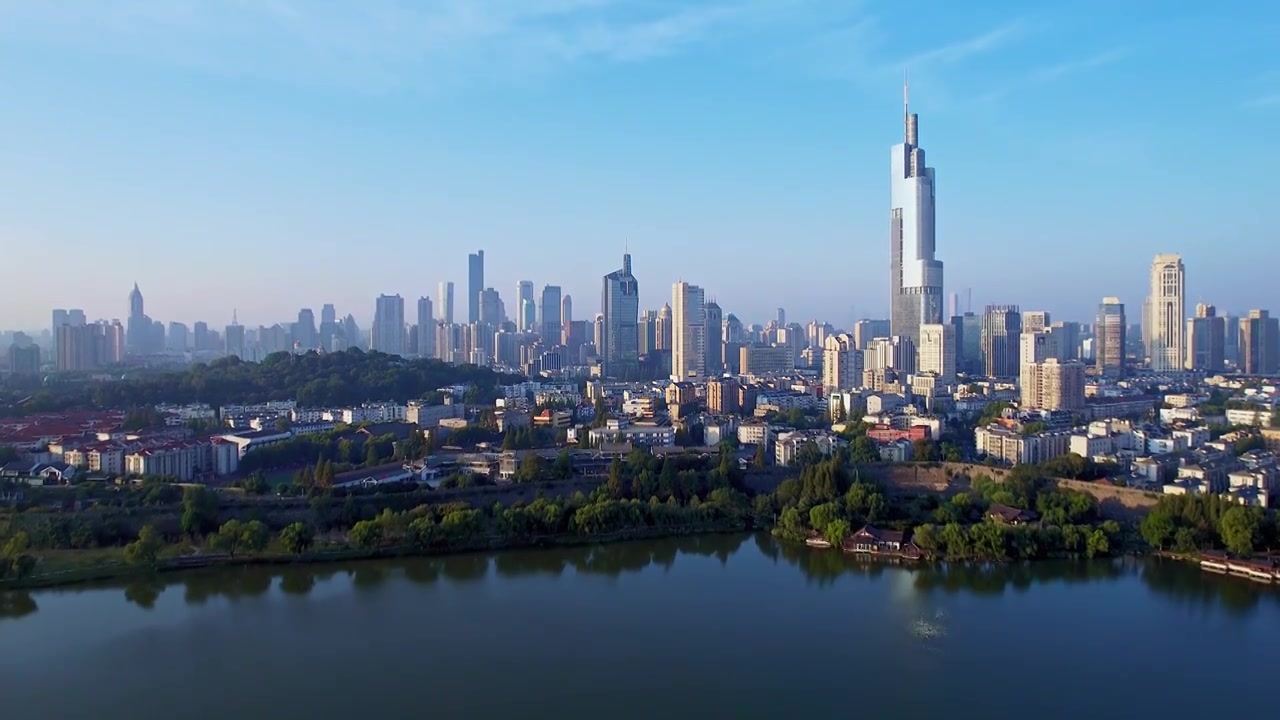 中国南京玄武湖和城市天际线航拍风光视频下载