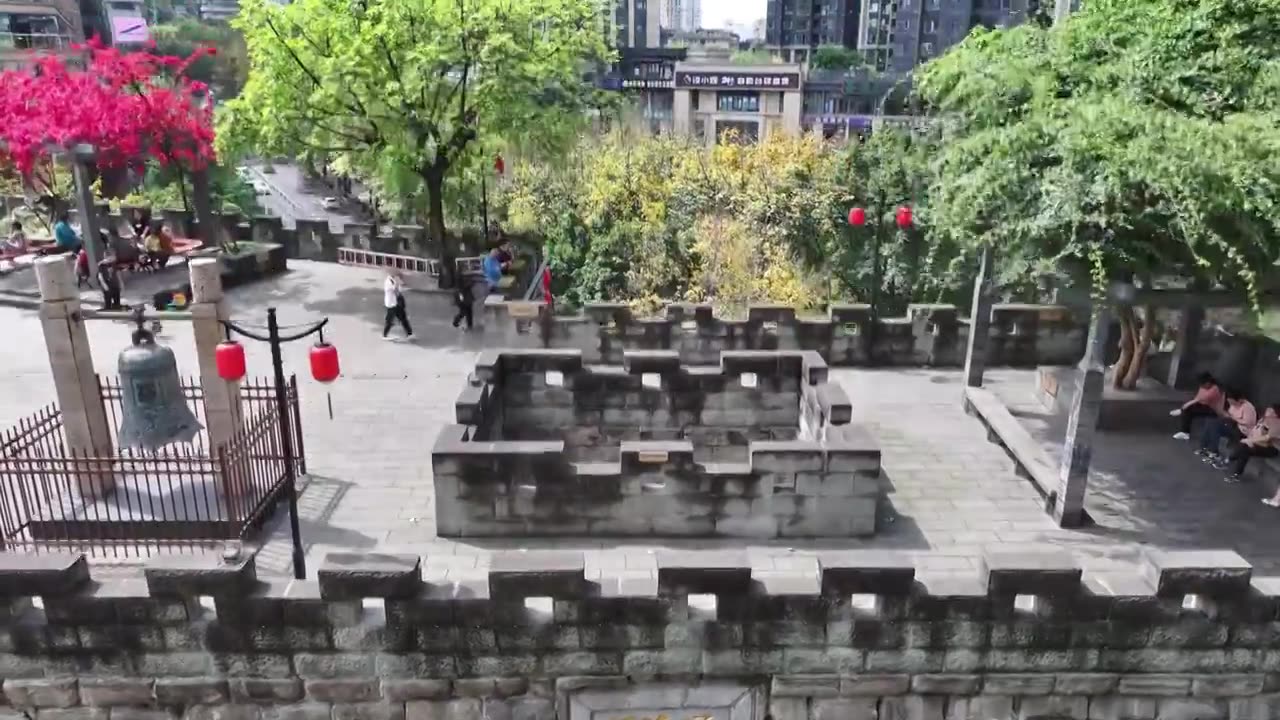 重庆市渝中区重庆古城墙通远门段城门及城墙中央商务区CBD航拍视频素材