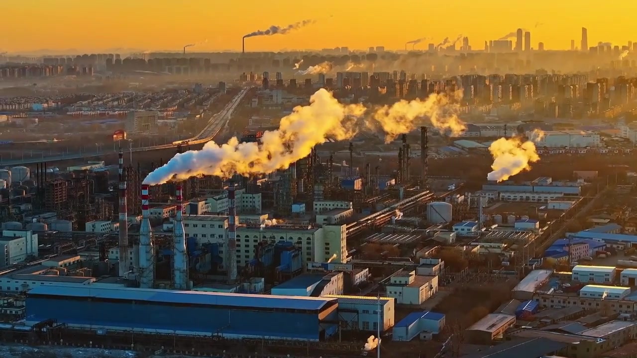夕阳下的工业化工厂处理视频素材
