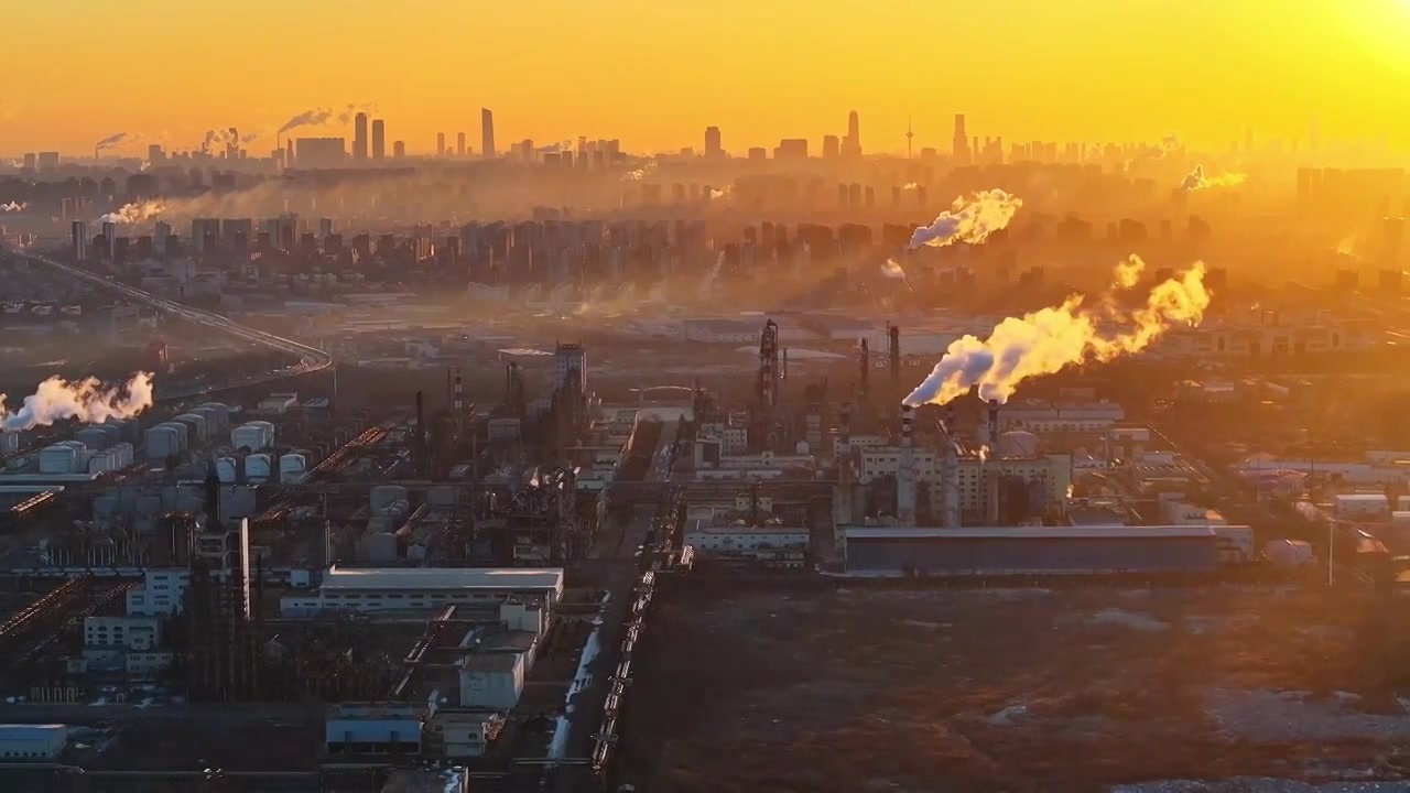 夕阳下的工业化工厂处理视频素材