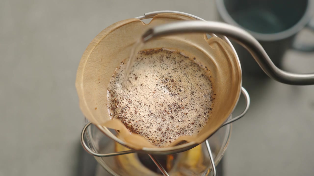 用咖啡壶手冲咖啡滤纸倒热水特写视频下载