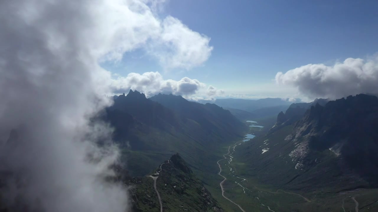 高山的晨雾视频下载