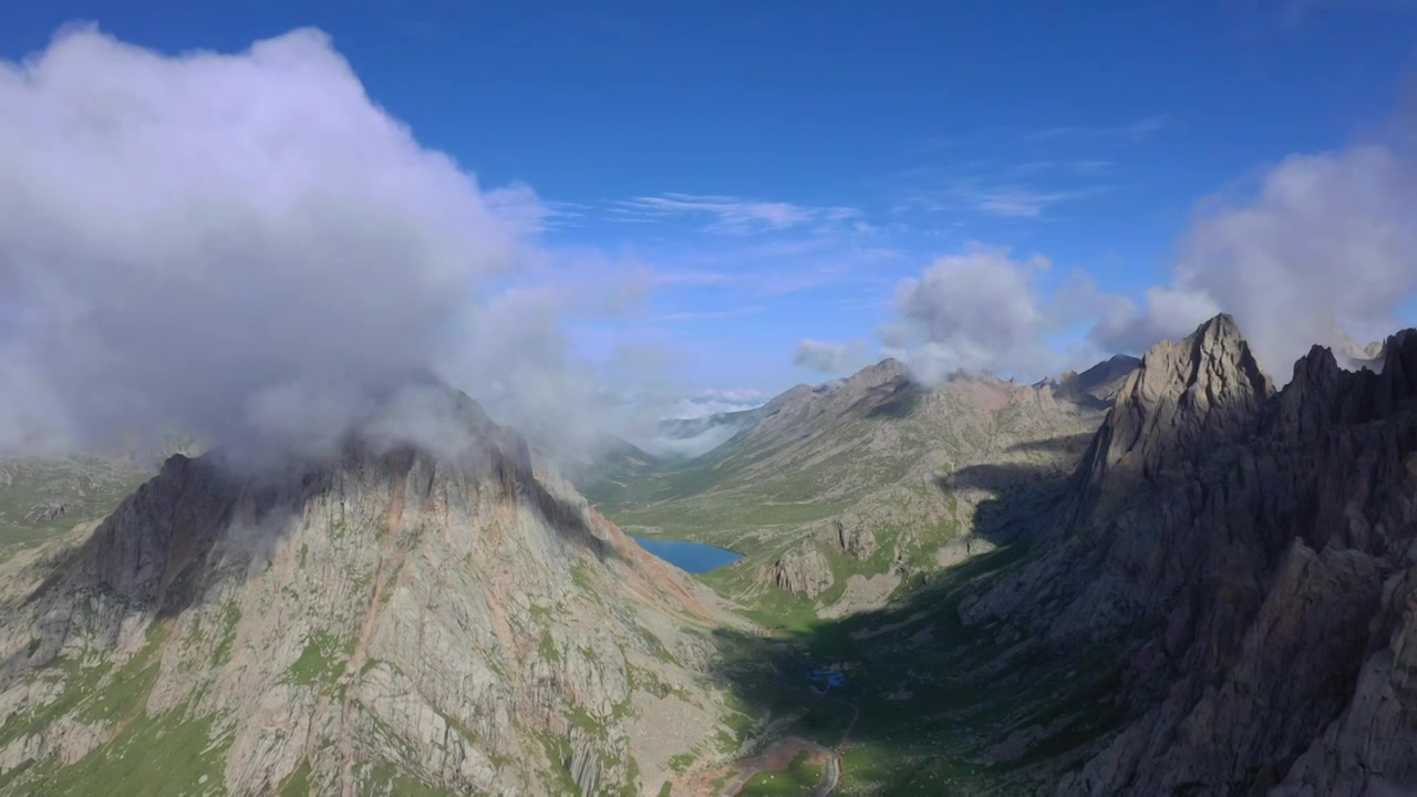 高山的晨雾视频素材