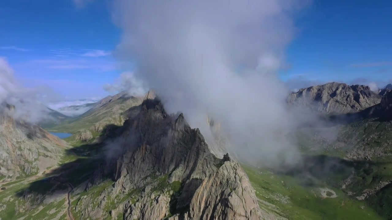 有晨雾的高山环绕视觉视频下载