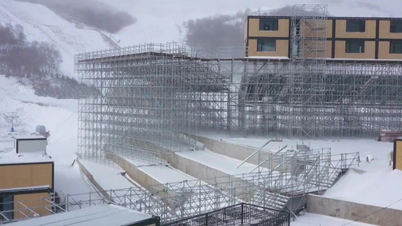 航拍雪景中的河北省张家口密苑云顶乐园云顶滑雪场北京2022冬奥会冬奥场地媒体中心自由式滑雪场地视频下载