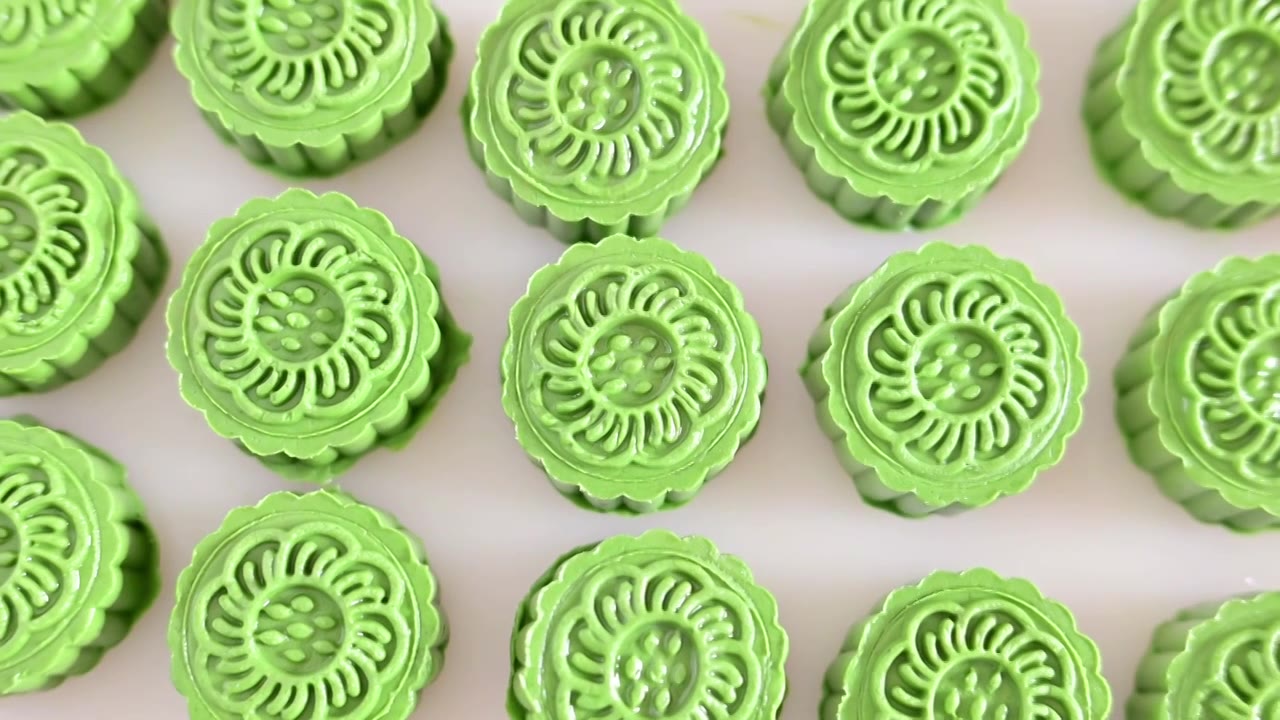新鲜绿色美食糕点艾草饼视频下载