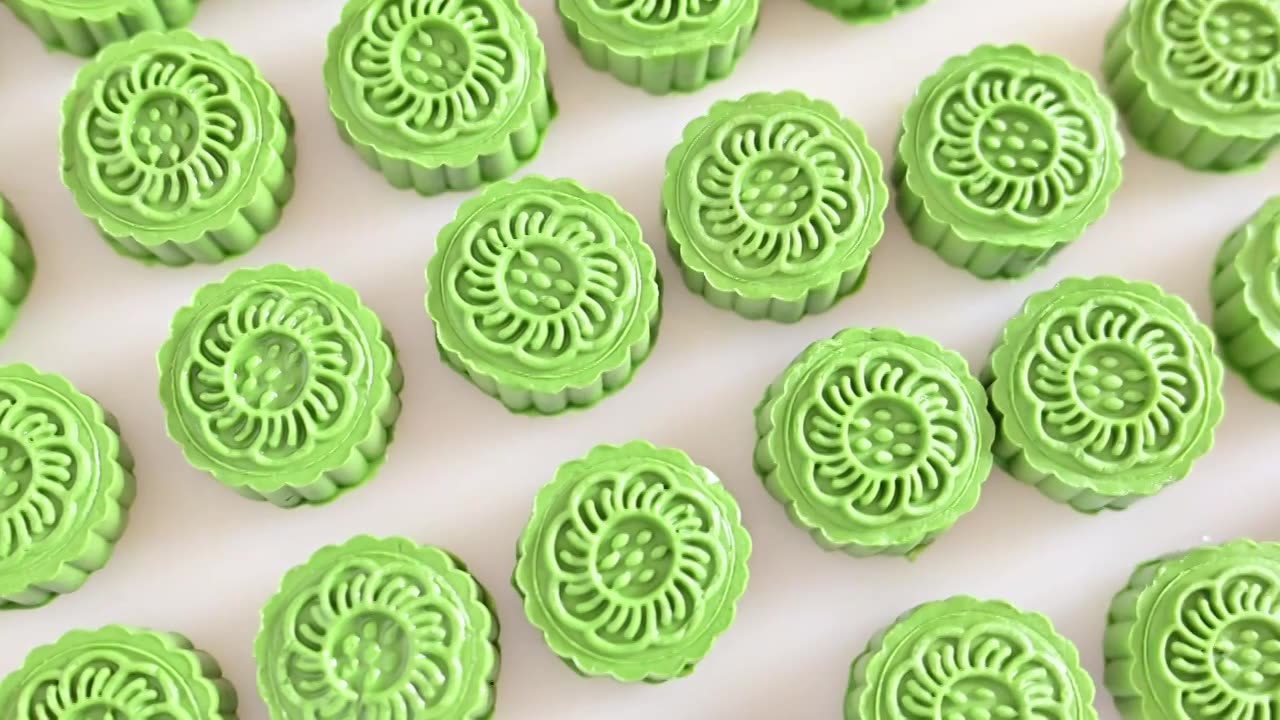 新鲜绿色美食糕点艾草饼视频下载