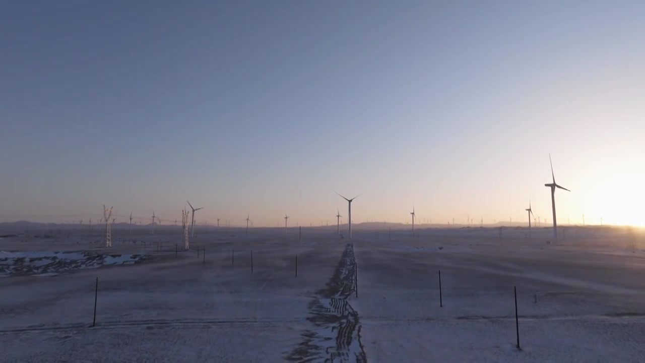航拍新疆阿勒泰冬季雪原夕阳日落时分晚霞戈壁风电场风电风机风车清洁能源视频下载
