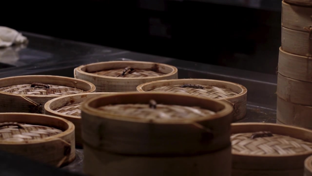 中国传统糕点美食 竹编蒸笼 笼屉 上冒着热气 热气腾腾 人间烟火气 近景慢动作特写视频下载