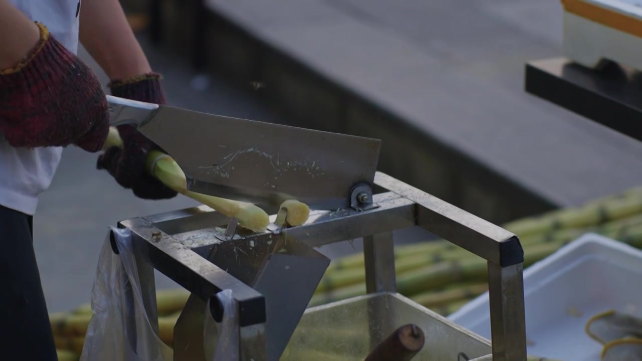 街边农民在机器上将水果甘蔗进行切割分类视频下载