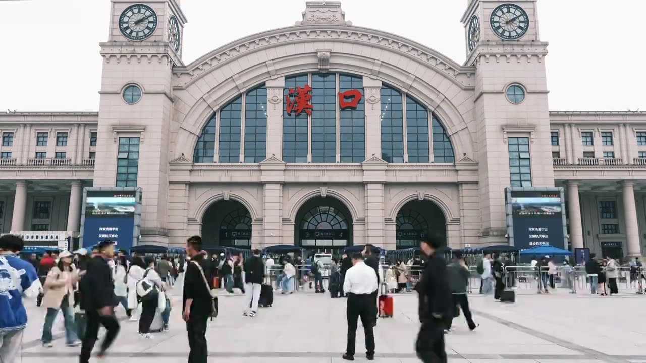五一节的汉口高铁站，如一位热情的主人，迎送着八方来客，视频下载