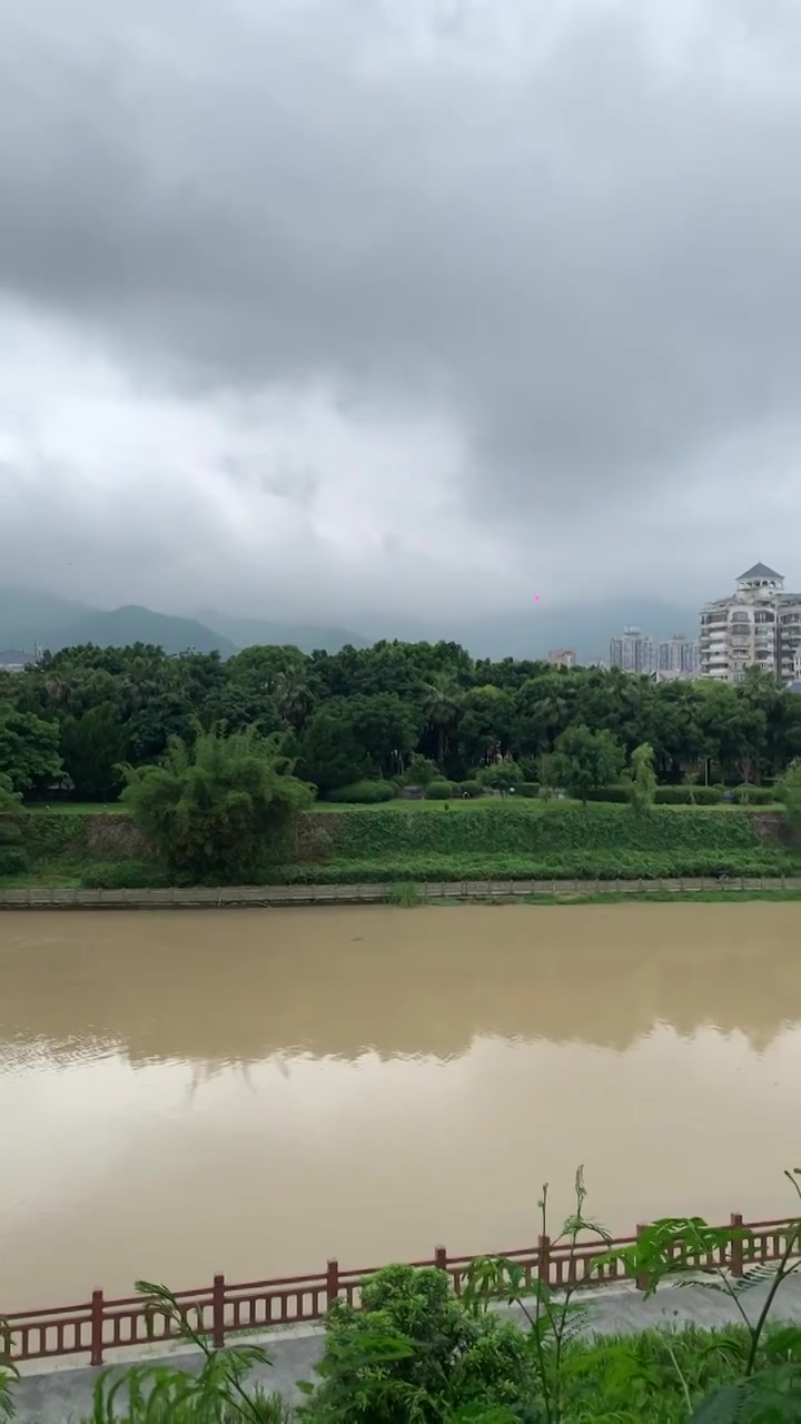 云雾缭绕的福安城市景色视频下载