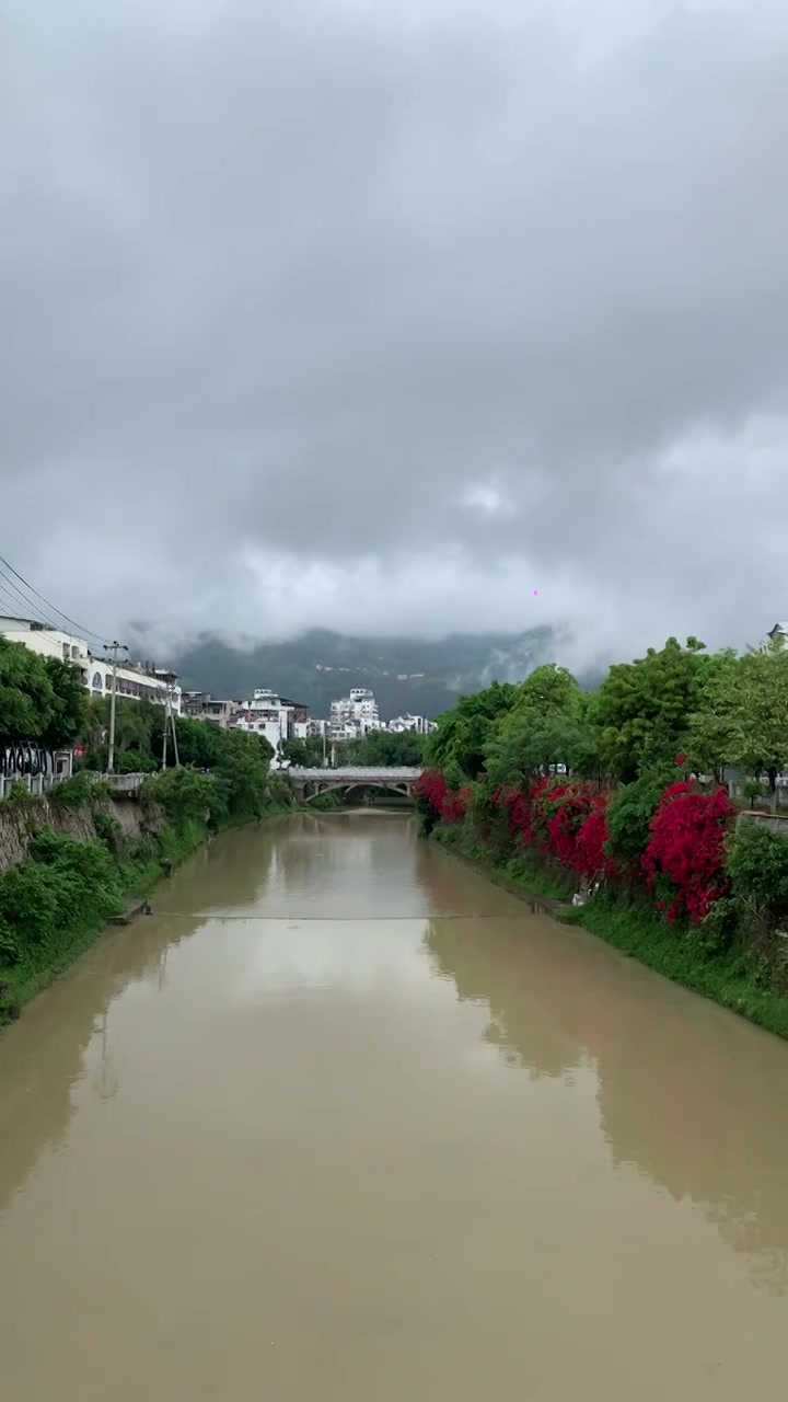 云雾缭绕的福安城市景色视频下载